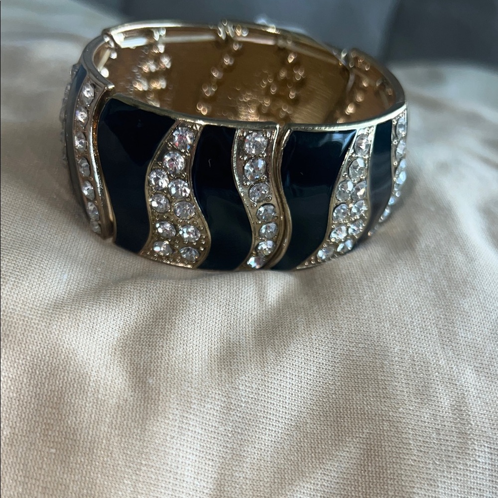 Chic Black and Gold Bracelet with Sparkling Accents